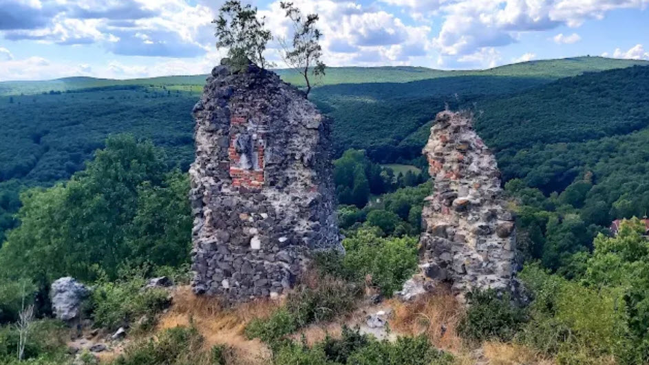 Bujáki Vár, Hungary